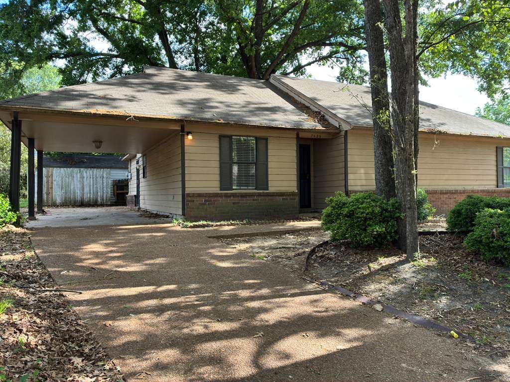 Amplia casa de 3 dormitorios y 2 baños con chimenea en 7439 Concord View Dr, Memphis.