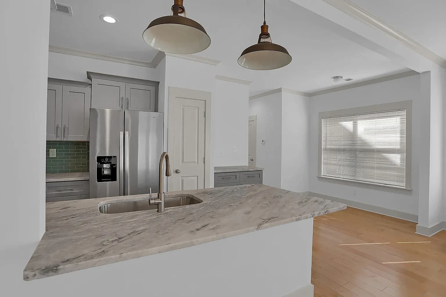 Casa moderna de 3 dormitorios en venta con cocina abierta y patio trasero cercado