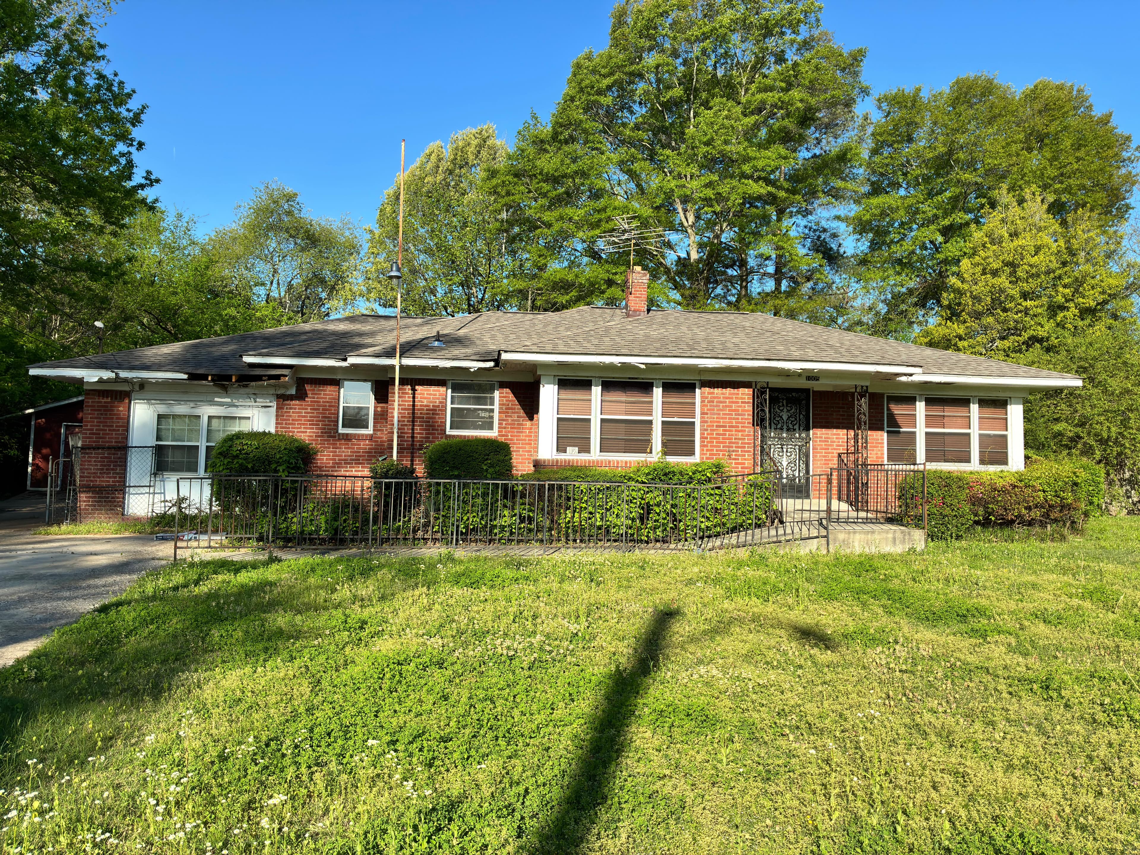 1005 Marlin Rd | Casa de Ladrillo de 2 Habitaciones en un Lote de 0.51 Acres con Garaje Independiente — Casas en Venta en Memphis