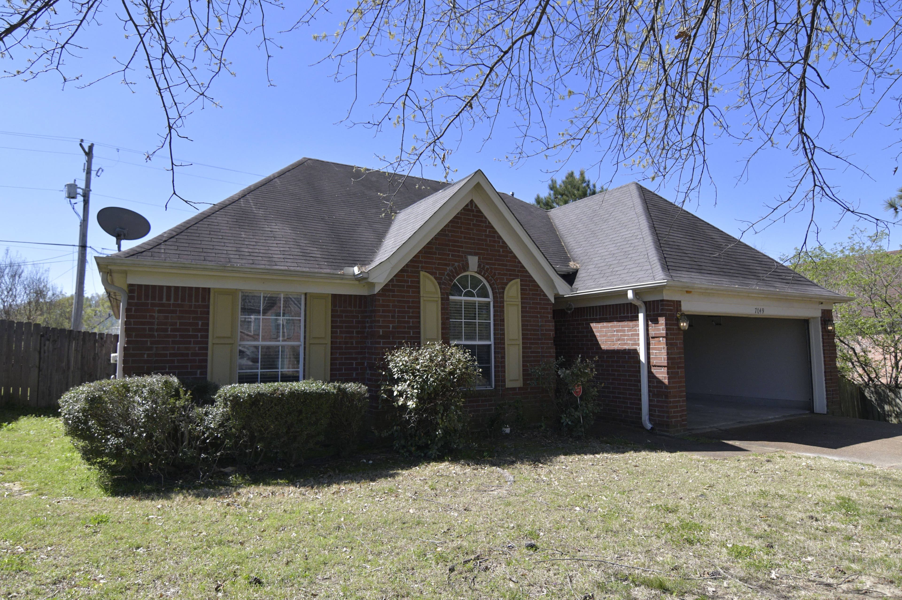 Casa de ladrillo de 3 dormitorios con chimenea y garaje adjunto | 7049 Country Walk Dr, Cordova, TN