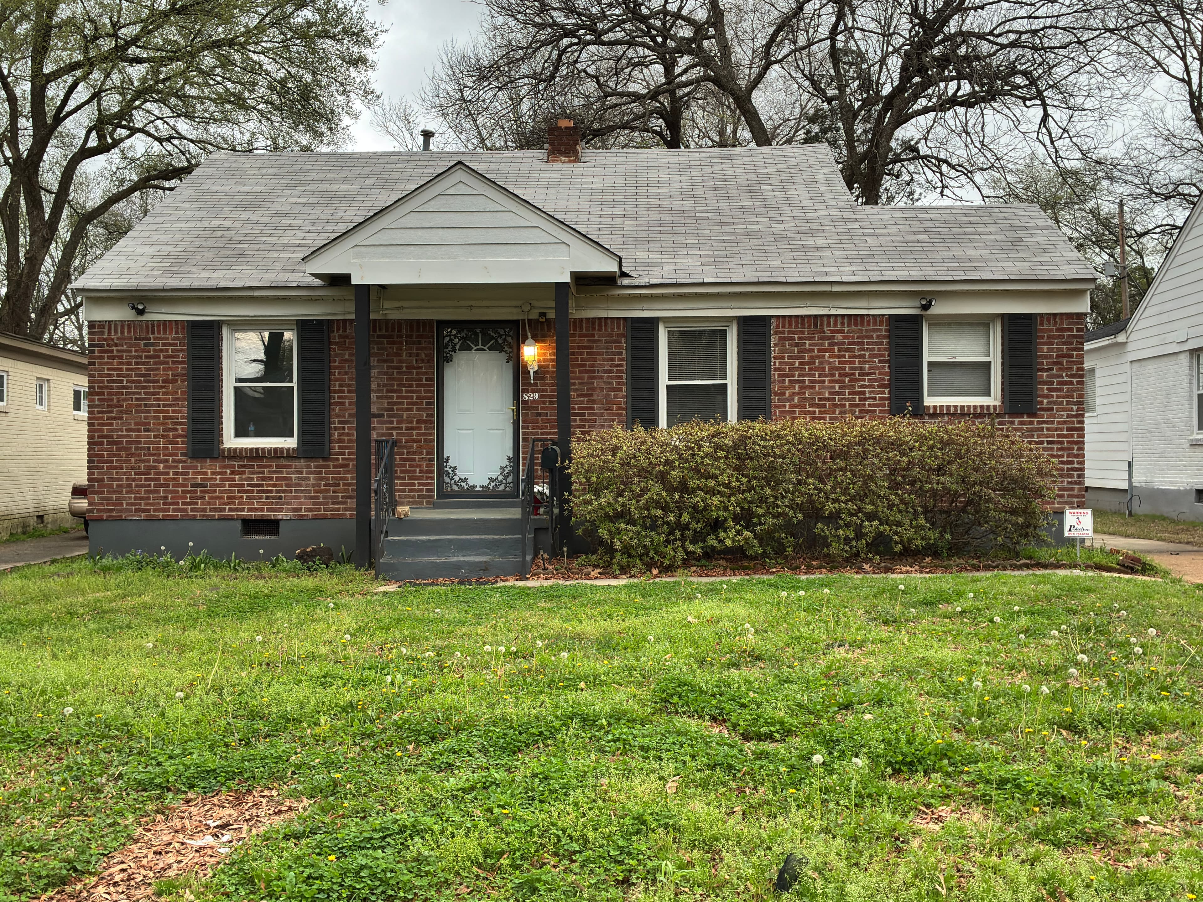 829 S Graham St | 3 Habitaciones, 1.5 Baños | Casa de Ladrillo con Garaje Independiente