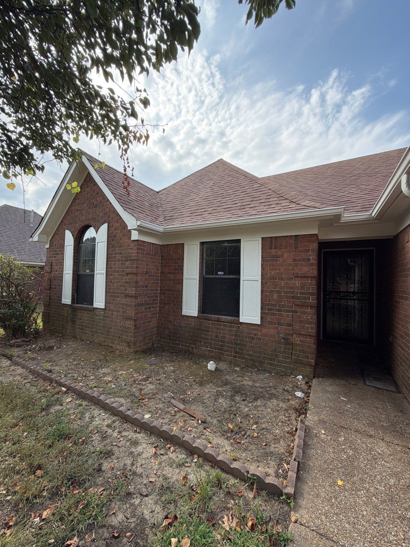 ¡Encantadora Casa de Ladrillo de 3 Habitaciones en Memphis con Garaje Adjunto – Financiamiento Dueño a Dueño con $10,000 de Enganche!
