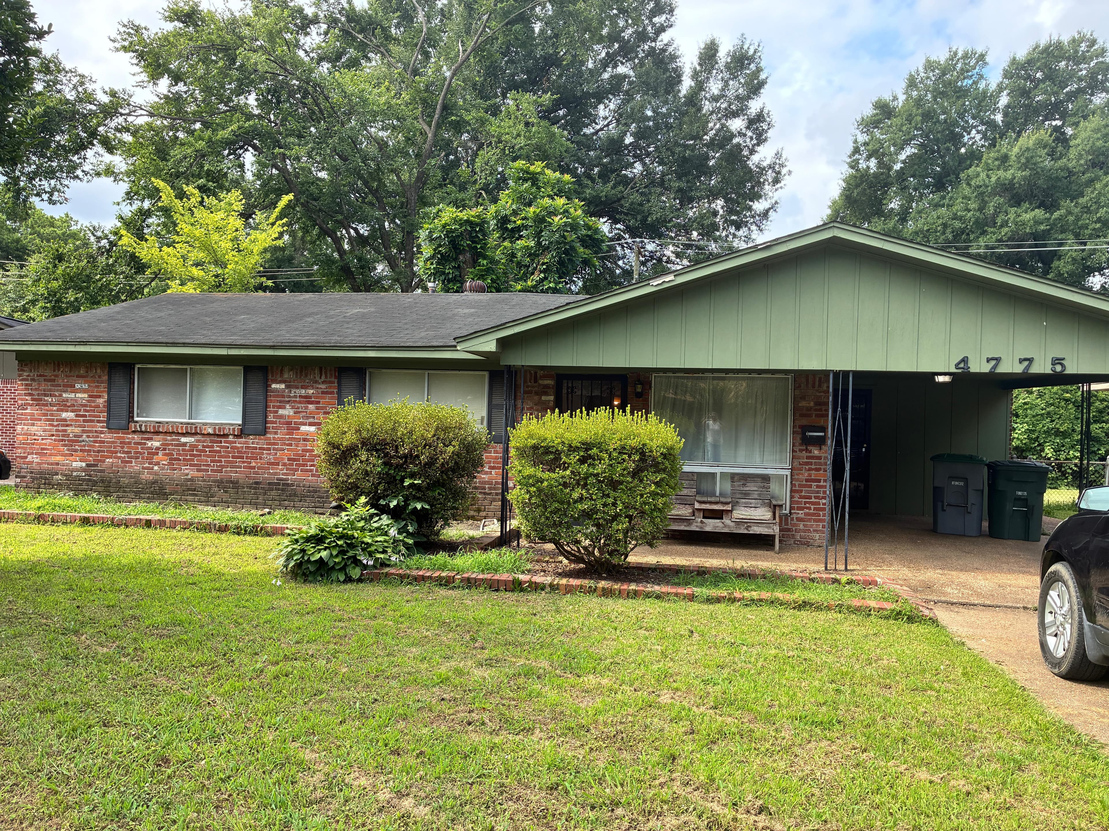 Amplia casa de ladrillo de 3 habitaciones en Memphis con chimenea y cochera – ¡Solo $10,000 de enganche!