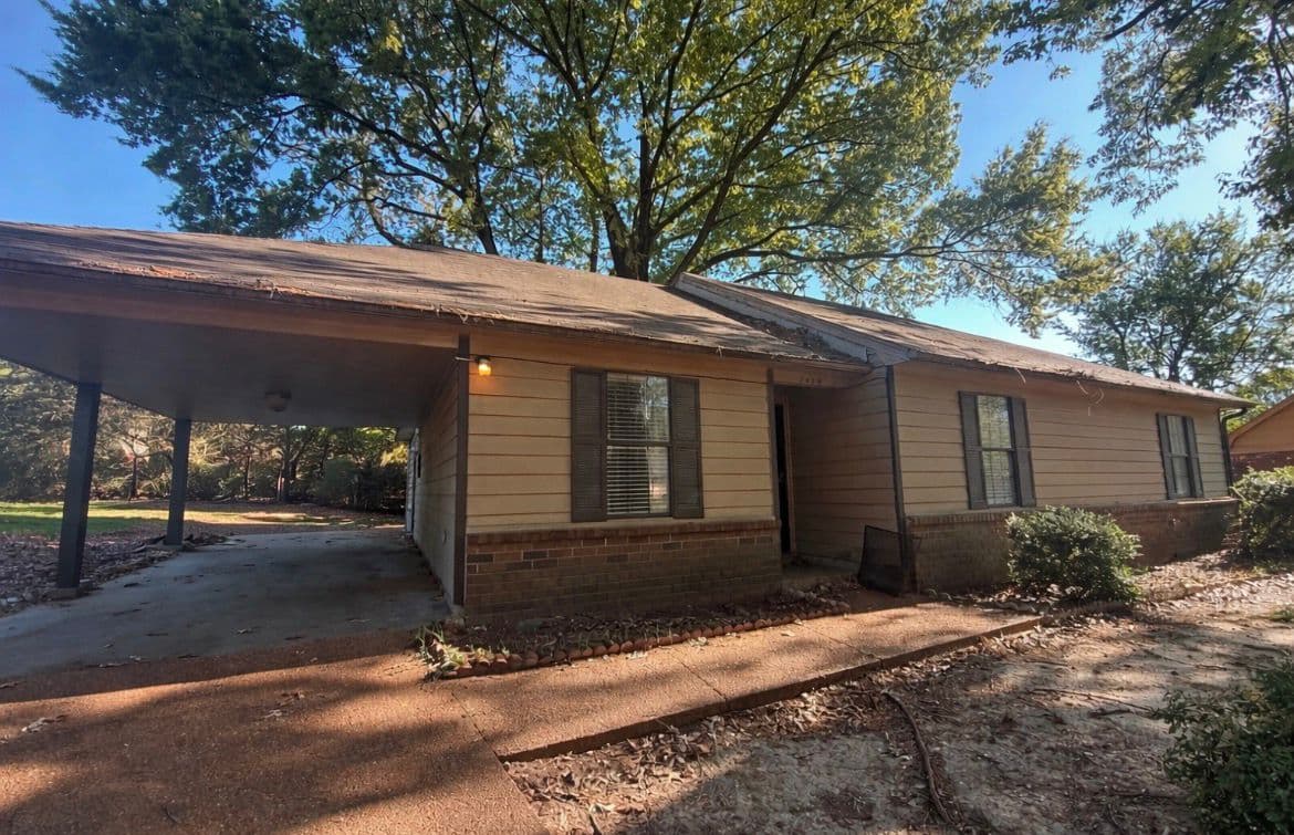 Amplia casa de 3 dormitorios y 2 baños con chimenea en 7439 Concord View Dr, Memphis.