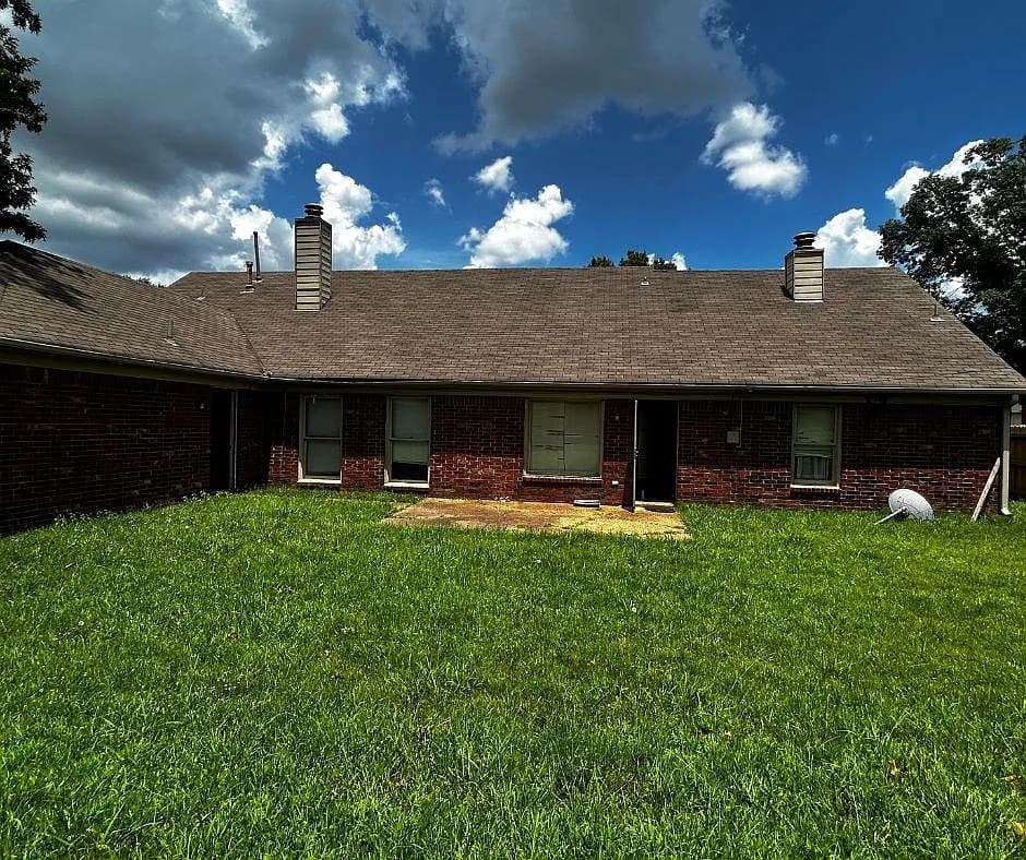 Amplia Casa de Ladrillo de 4 Habitaciones con Dos Chimeneas: Casas en Venta en Memphis, TN 38125