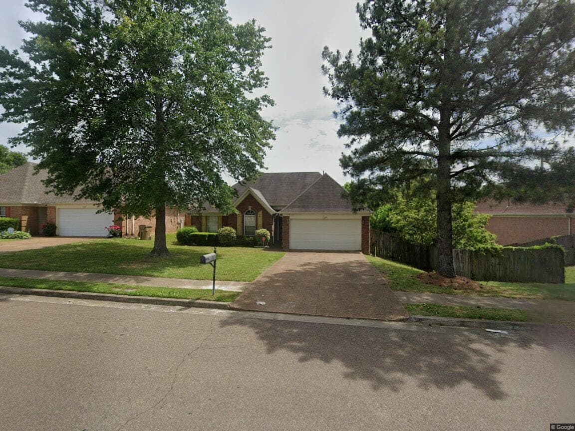 Casa de ladrillo de 3 dormitorios con chimenea y garaje adjunto | 7049 Country Walk Dr, Cordova, TN