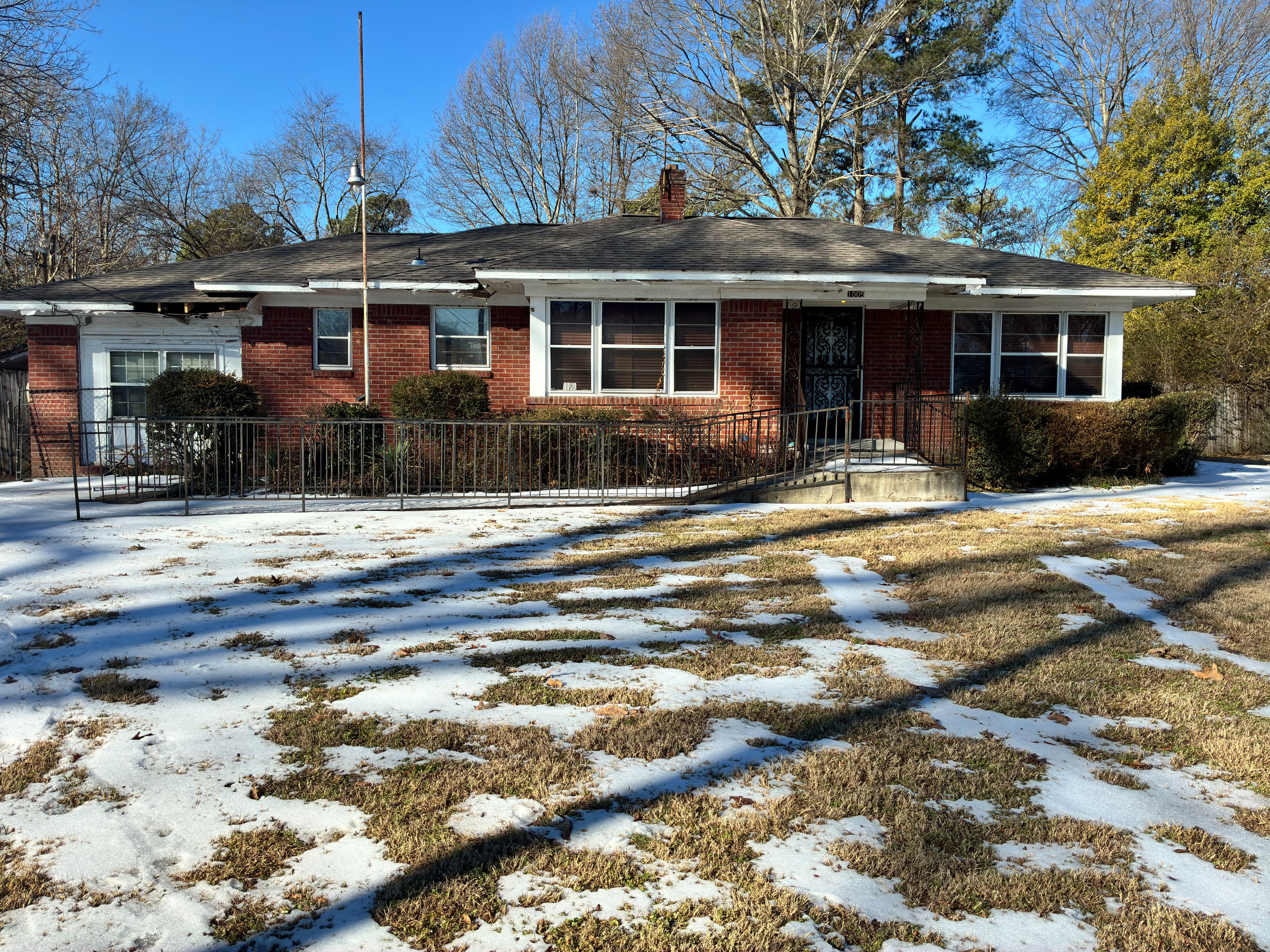 1005 Marlin Rd | Casa de Ladrillo de 2 Habitaciones en un Lote de 0.51 Acres con Garaje Independiente — Casas en Venta en Memphis